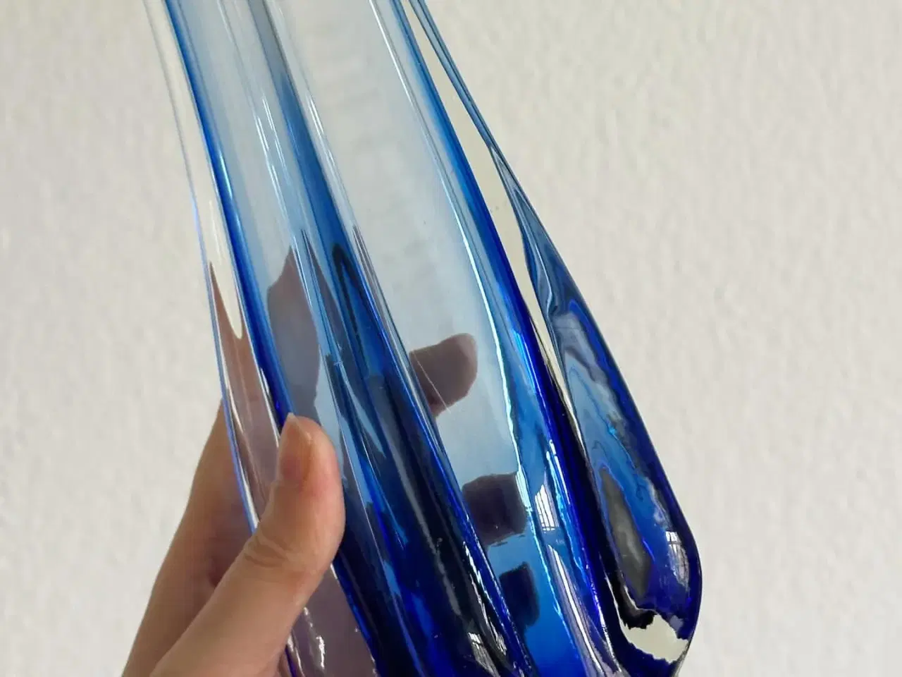 Billede 7 - Organisk glasvase m blå bund