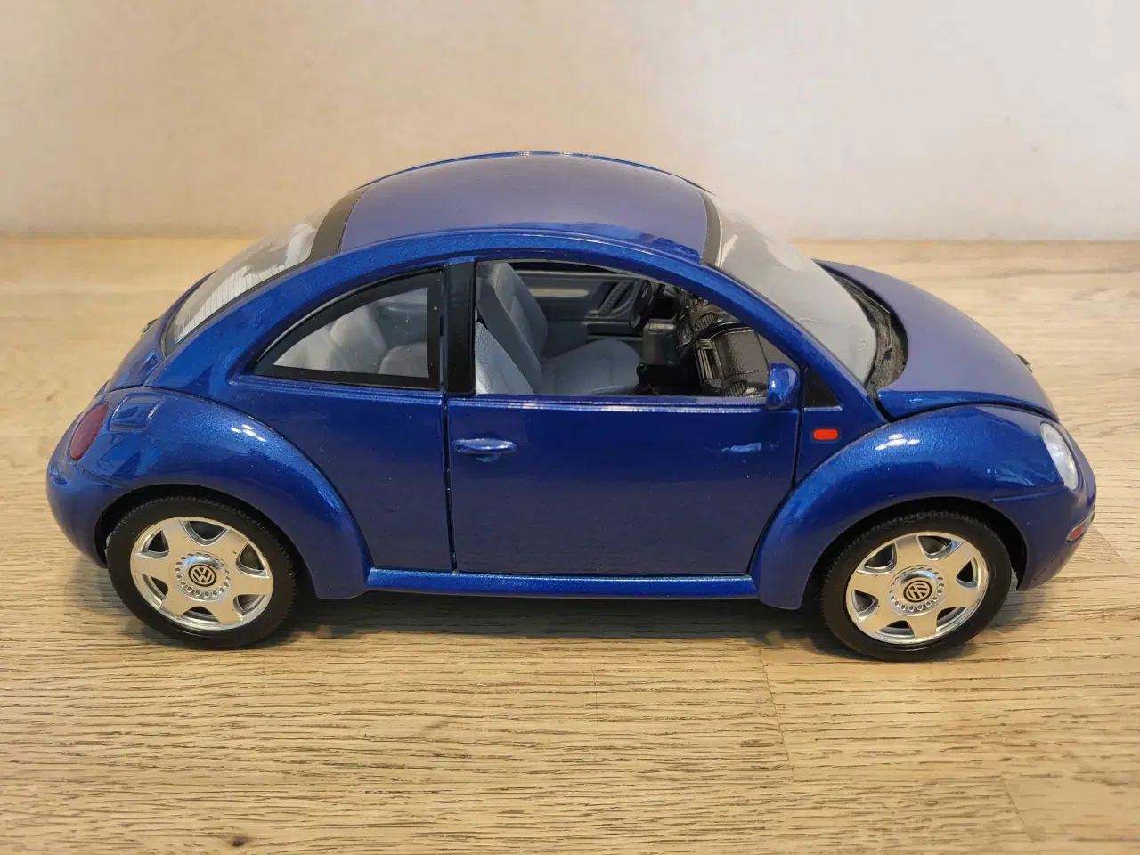 Billede 1 - Modelbil: VOLKSWAGEN NEW BEETLE 1998.  Skala 1/18.