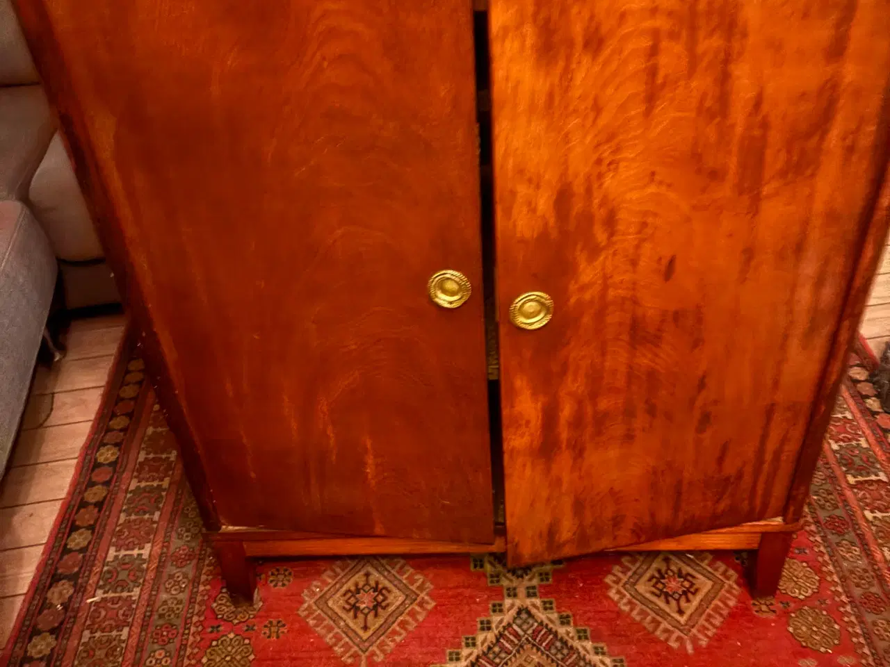 Billede 1 - Gl fint skab