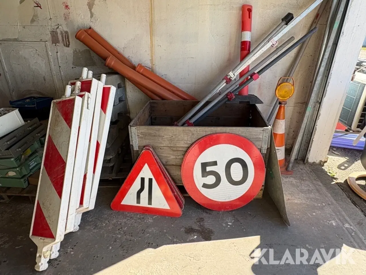 Billede 1 - Vejskilte og kantafmærkning blandet lot