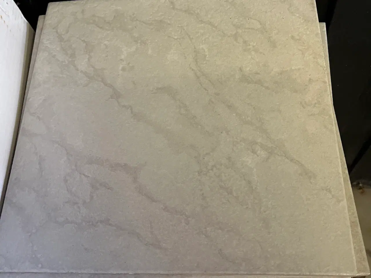 Billede 1 - Fliser pris ialt 500 kr