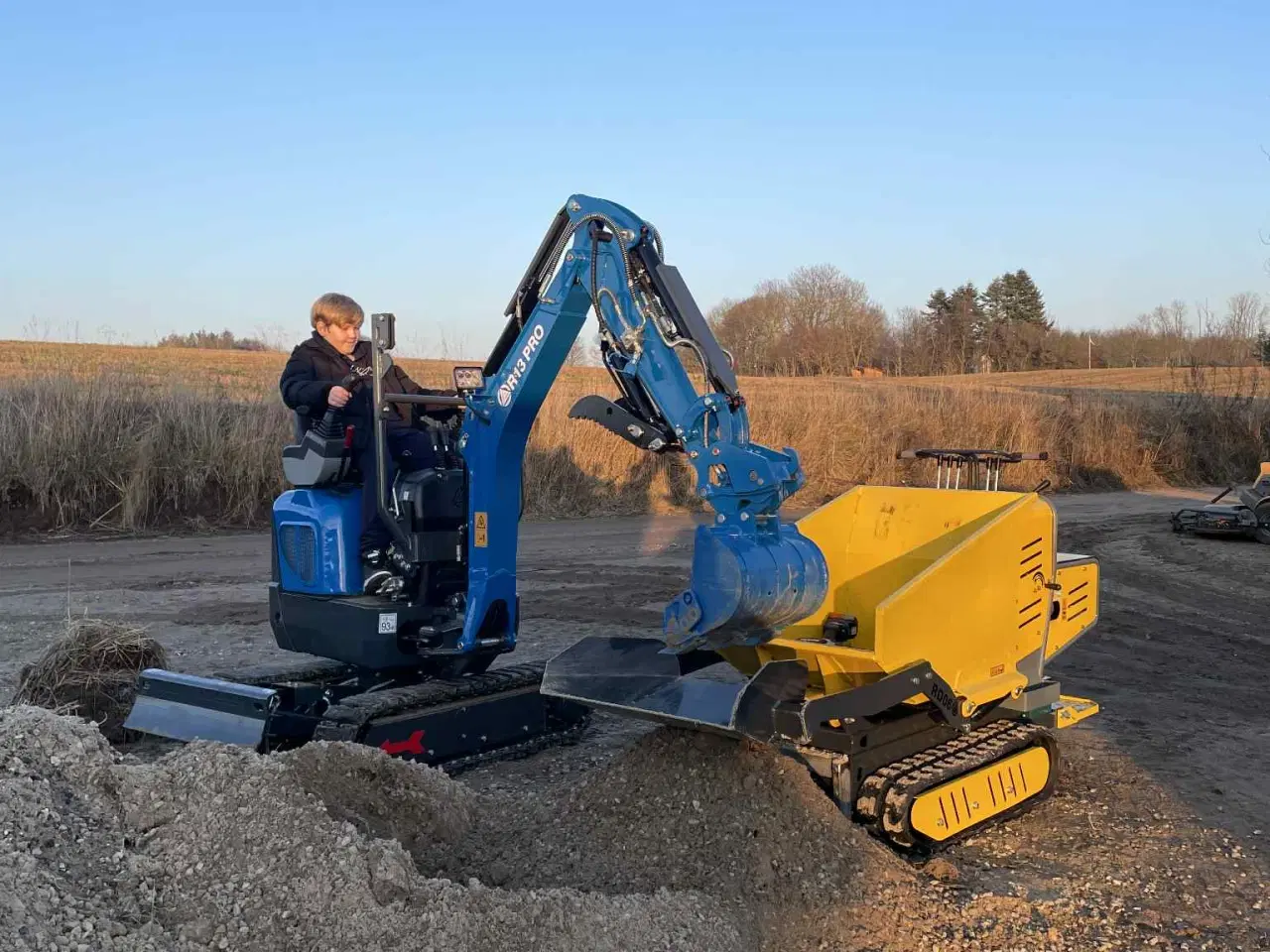 Billede 1 - Minigraver og Motorbøre udlejning 