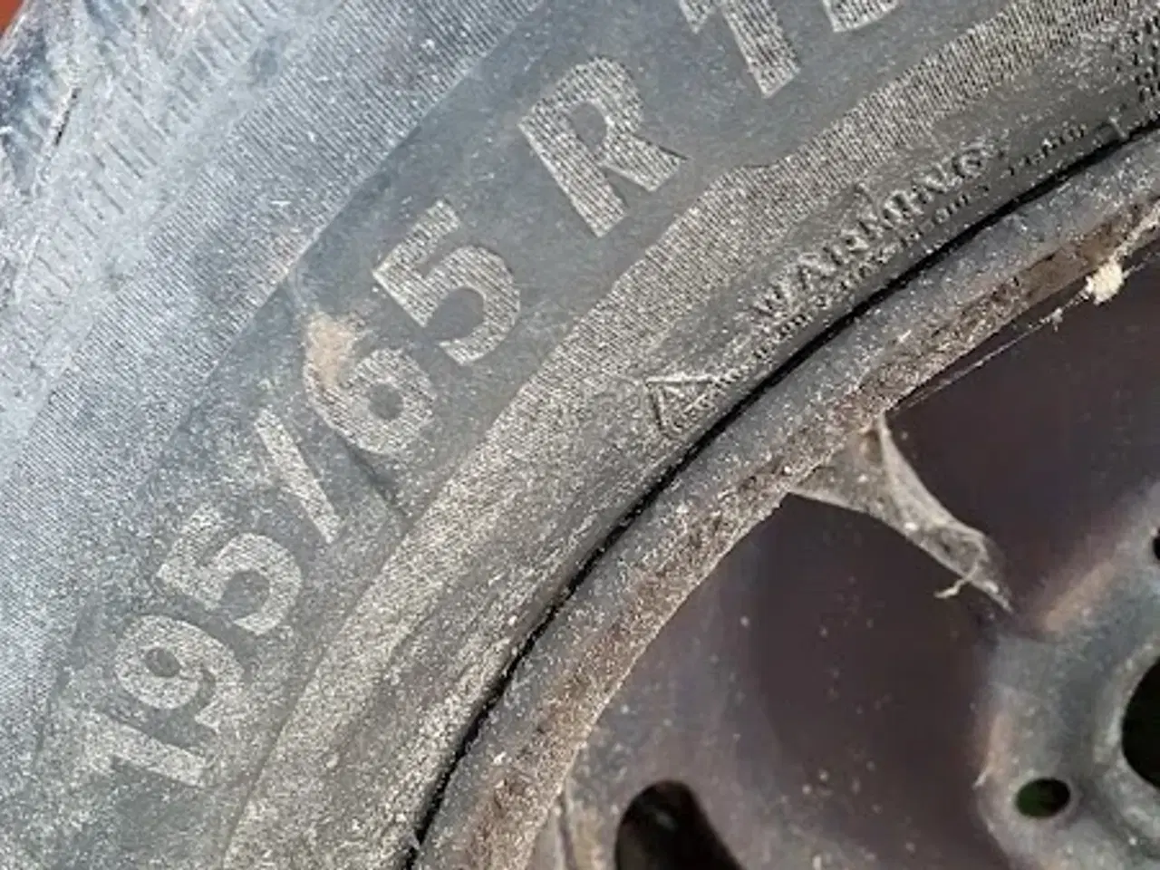 Billede 5 - To gode vinterdæk med fælg  195/65 R15