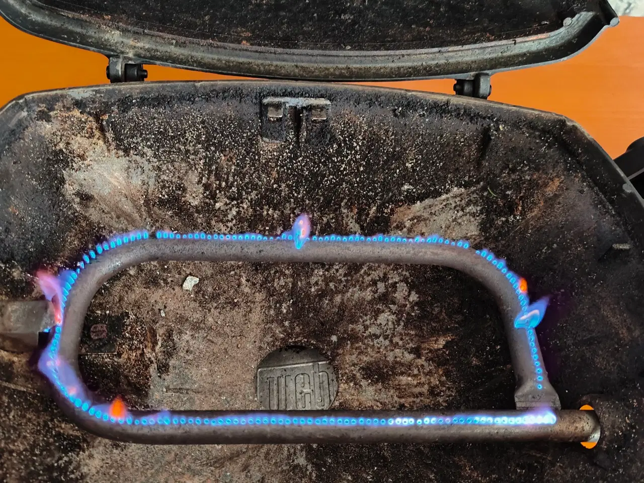 Billede 3 - Weber Q1200 gasgrill med nyere emaljeret rist