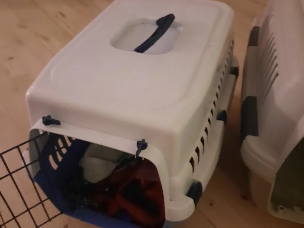 Billede 3 - 2 transport kasser og en overdækket kattebakke.