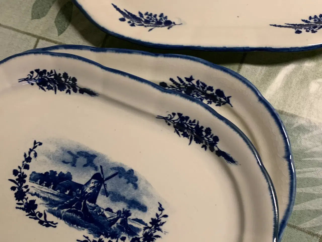 Billede 5 - Steingut spisestel, fade, sovseskåle m.m.