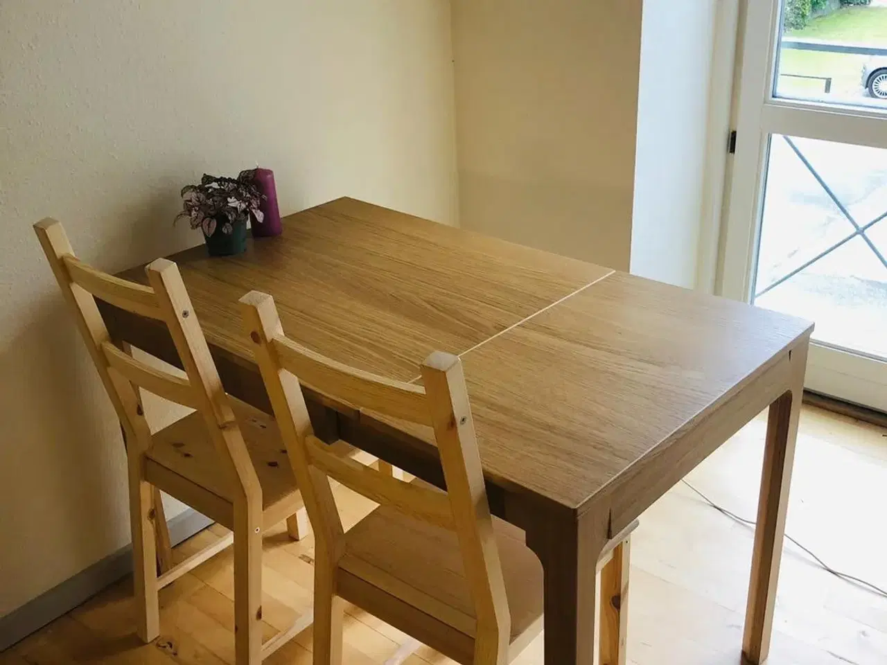 Billede 2 - IKEA table for 4 people and 2 chairs for 1000 Kr.