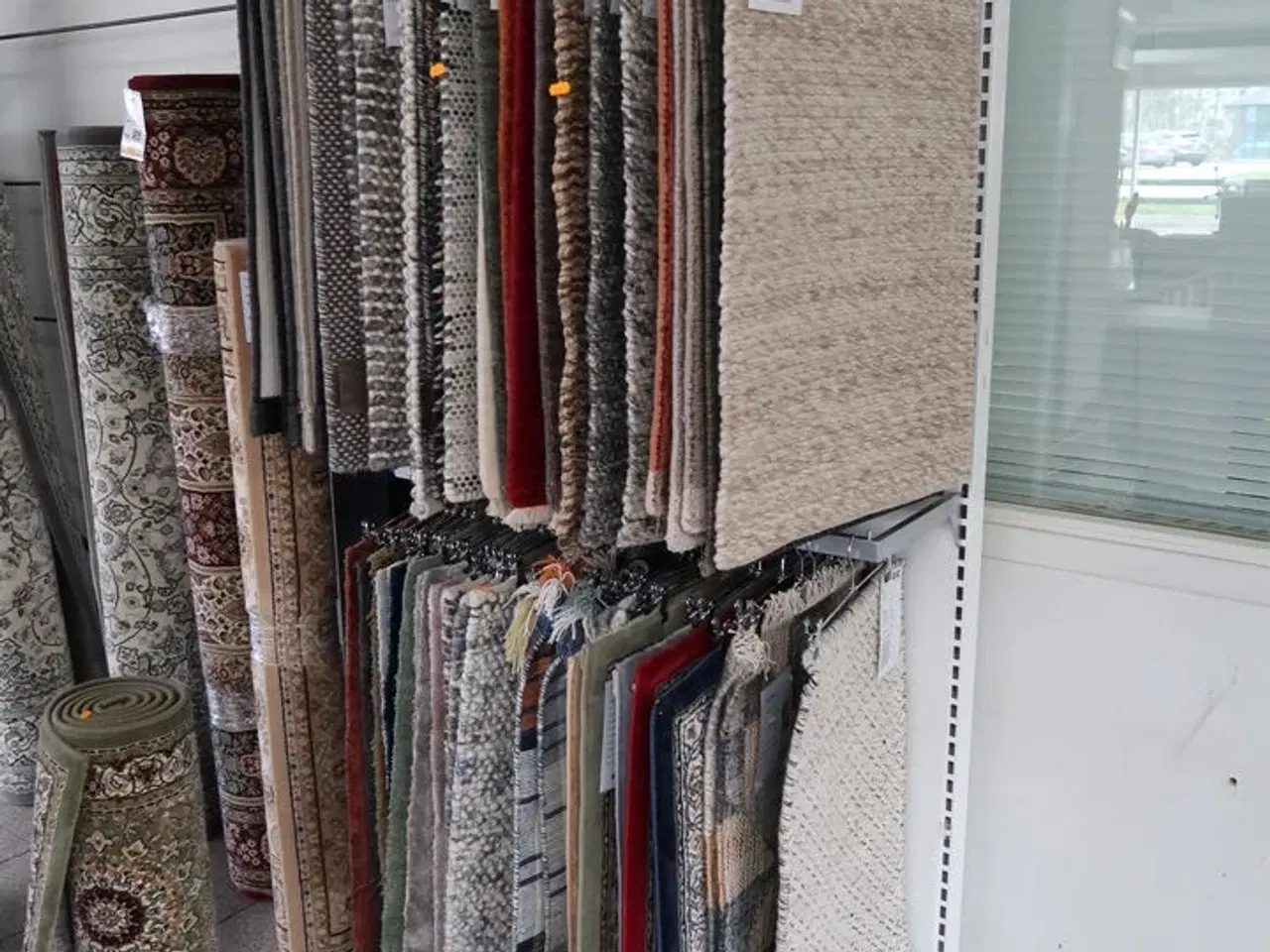 Billede 1 - Stativ med div. Måtter