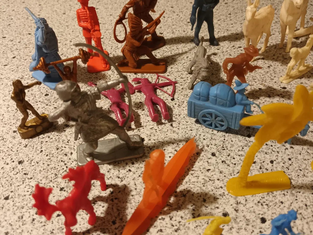 Billede 1 - Figurer af mennesker og dyr