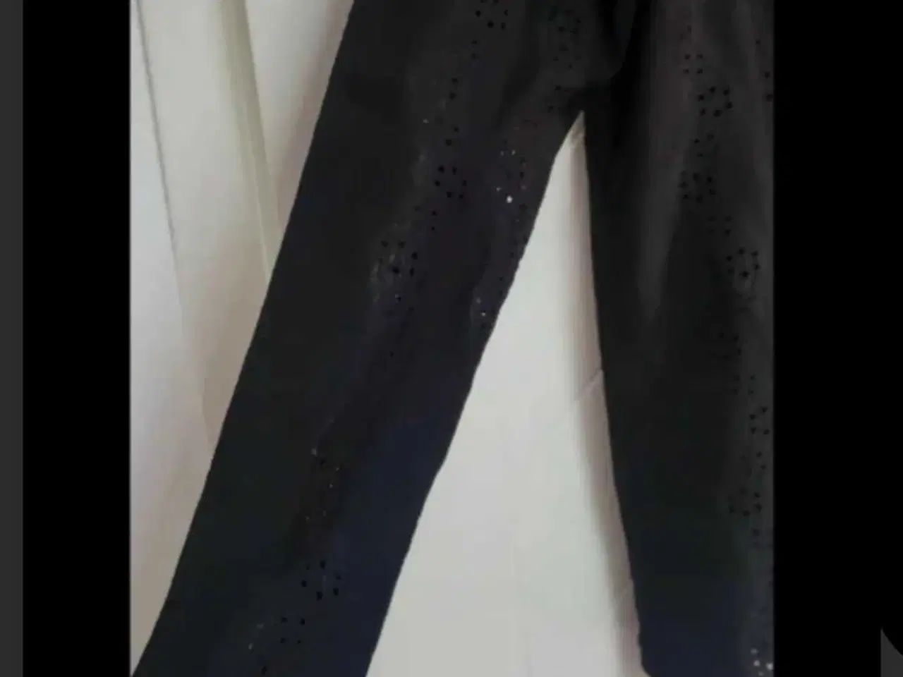 Billede 2 - Flot bluse med hulmønster 