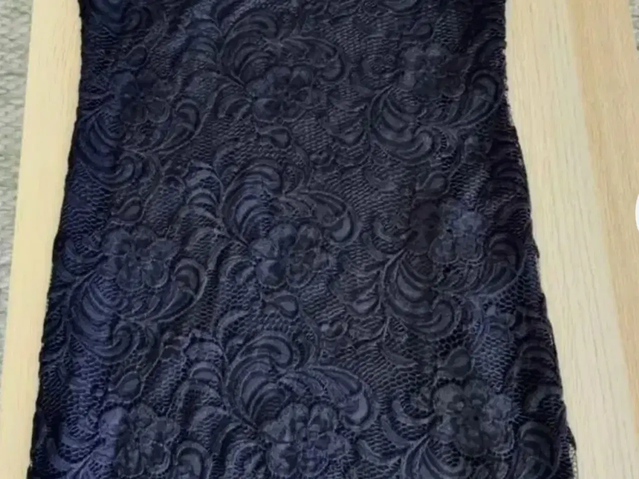 Billede 3 - Smuk sort blondekjole str M/38 fra Hennes og Mauri