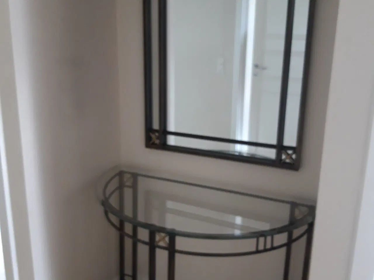 Billede 4 - Entré møbel med glasplade på stålstel samt spejl.