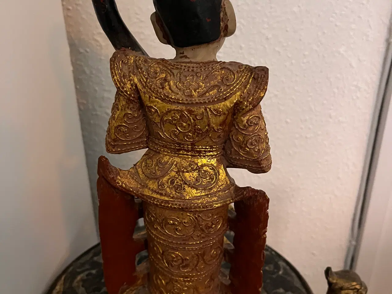 Billede 2 - Håndlavet asiatisk dekorationsfigur i træ + perler