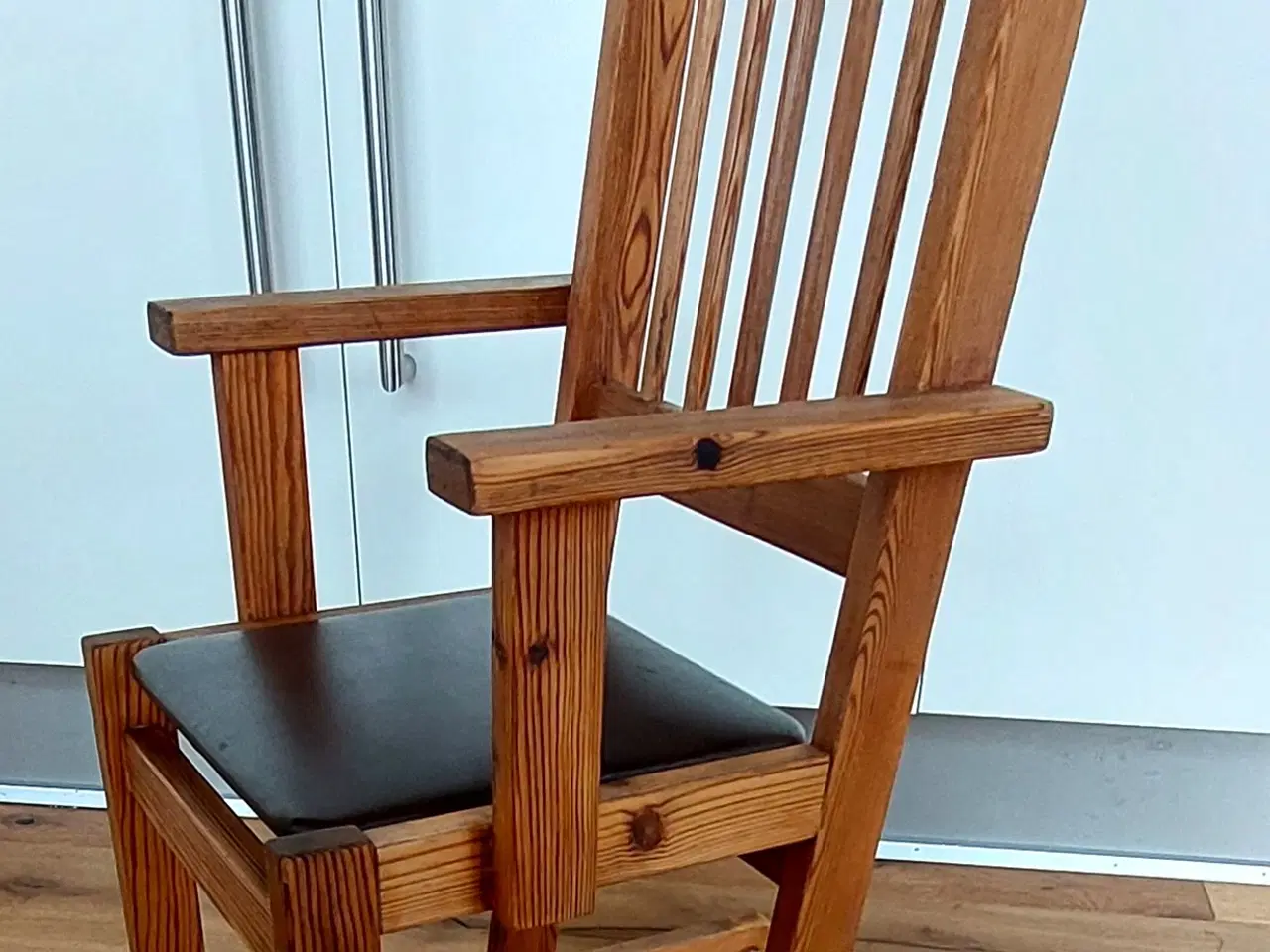 Billede 3 - Børnegyngestol med brun polstret sæde 