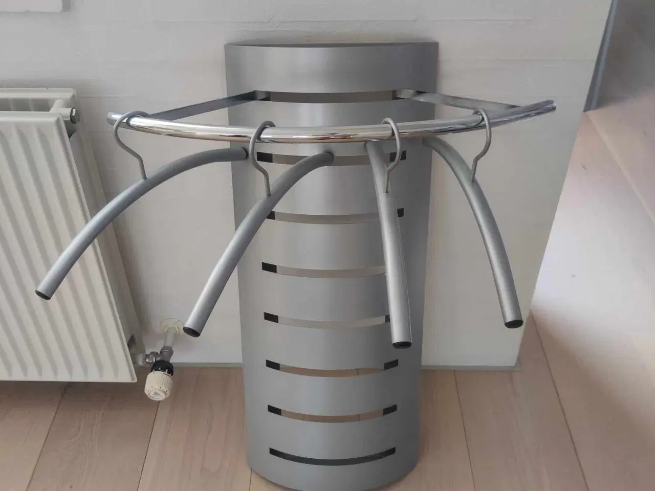 Billede 2 - Garderobesæt med spejl og bøjler i metal