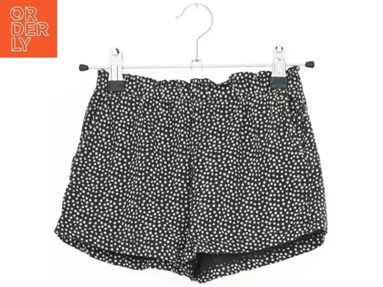 Billede 1 - Sort shorts med hvide prikker fra H&M (str. 110)