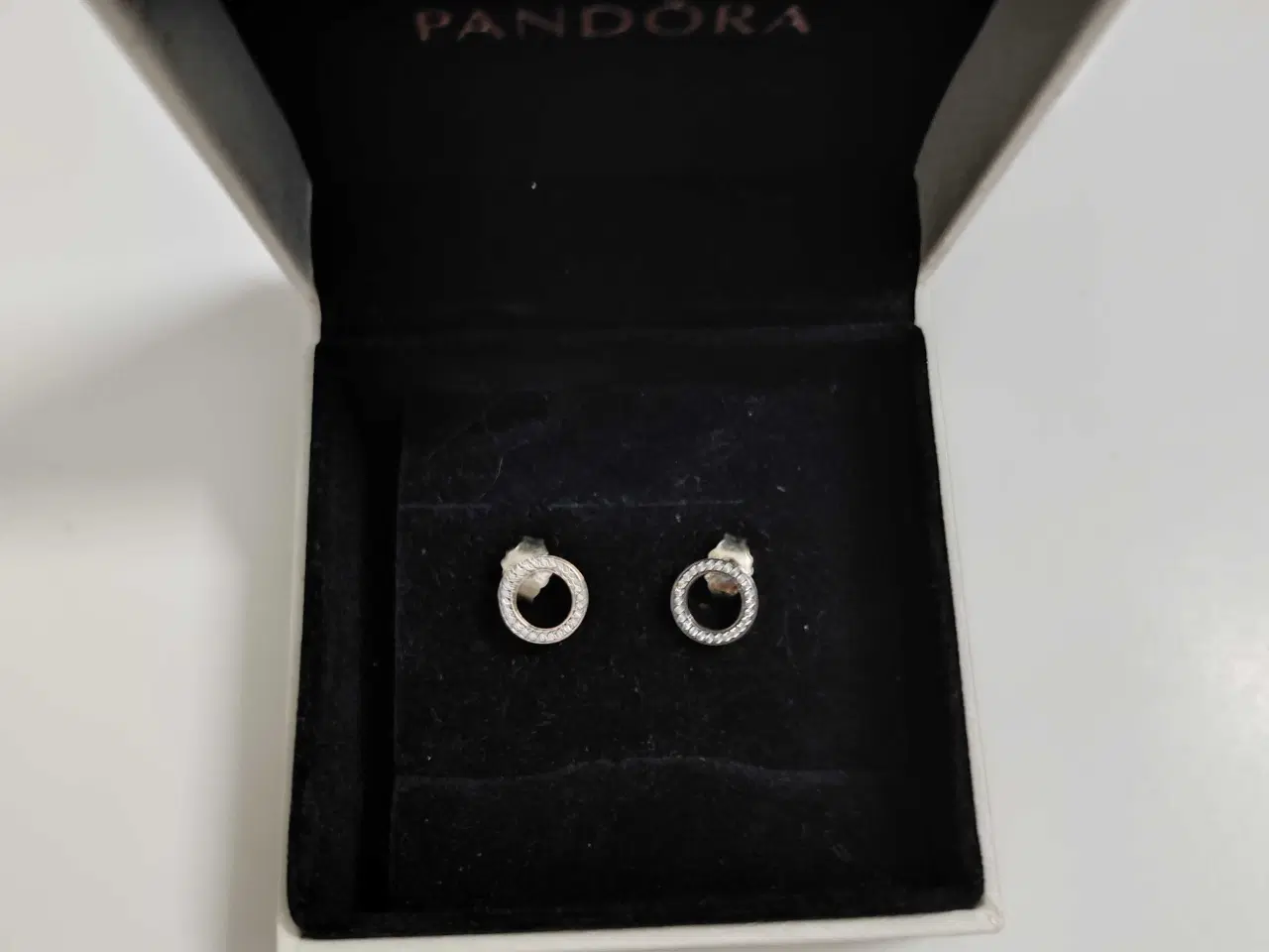 Billede 2 - Smukke og elegante Pandora øreringe i sølv ☺️