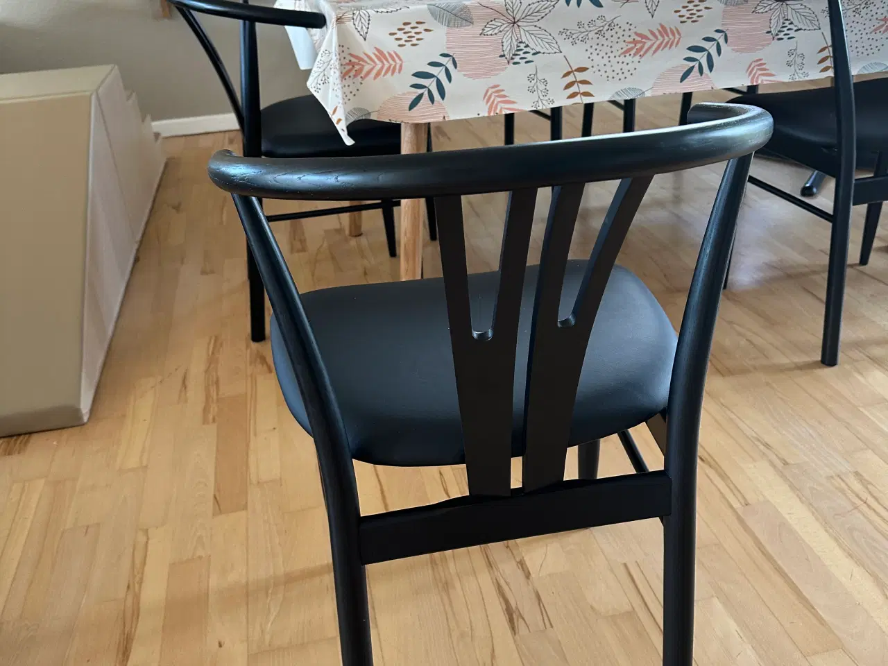 Billede 1 - Sortlakeret egetræs stole m. Sort læder sæde