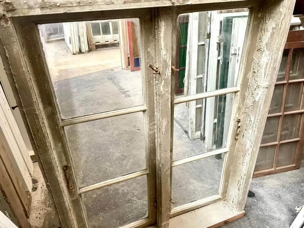 Billede 4 - Antikt kernetræsvindue m. karm og blæst glas