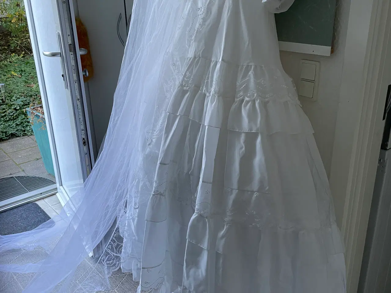 Billede 1 - Lilly brudekjole, str 38-40, skørt, slør