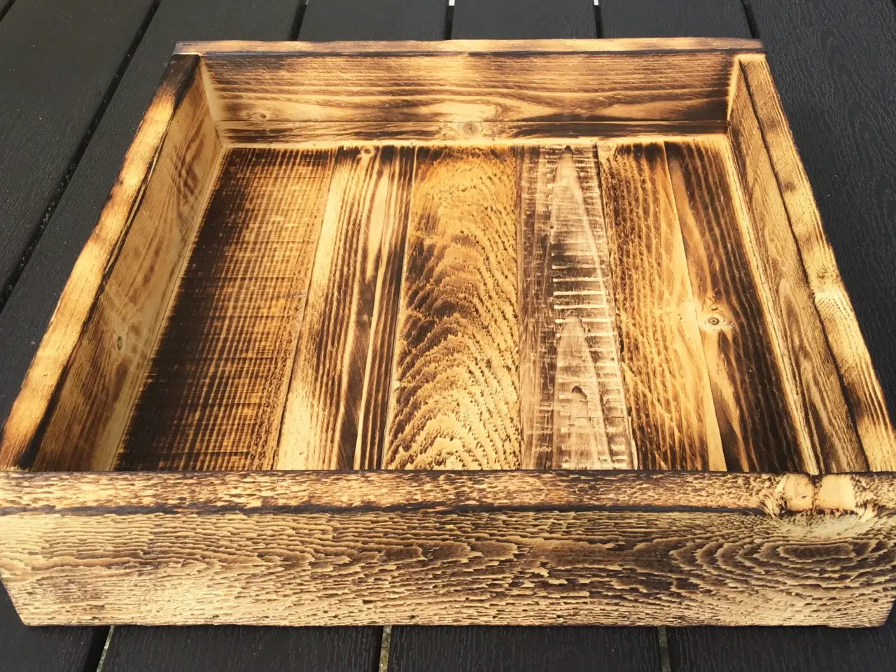 Billede 4 - Overflade brændt bakke i genbrugstræ  35 x 35