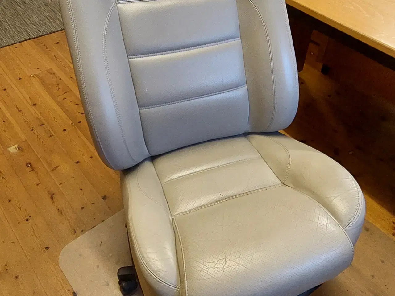 Billede 1 - 2 skriveborde samt 2 kontorstole bortgives