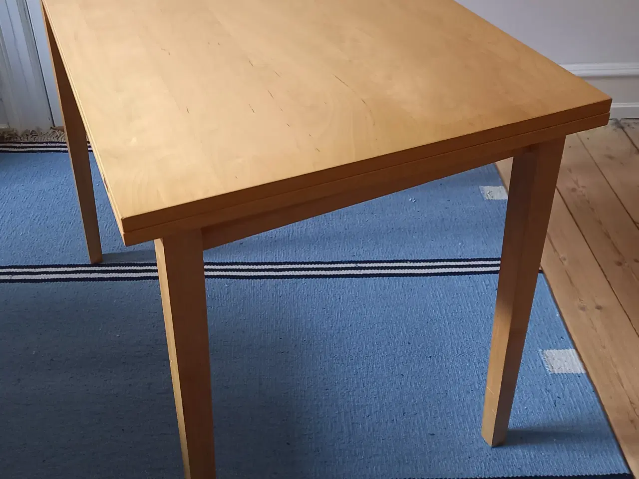 Billede 1 - Spisebord - bordplade kan drejes og foldes ud