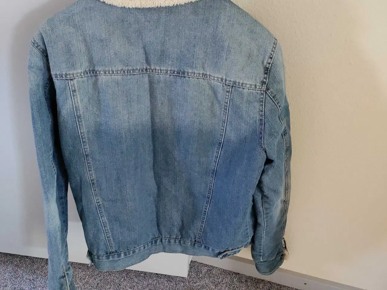 Billede 2 - Denim jakke med blødt for str M 