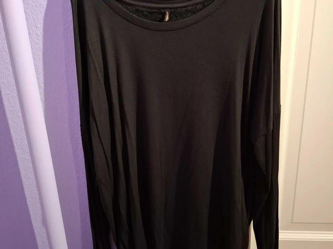 Billede 1 - Sort bluse med flotte detaljer bag på ryggen