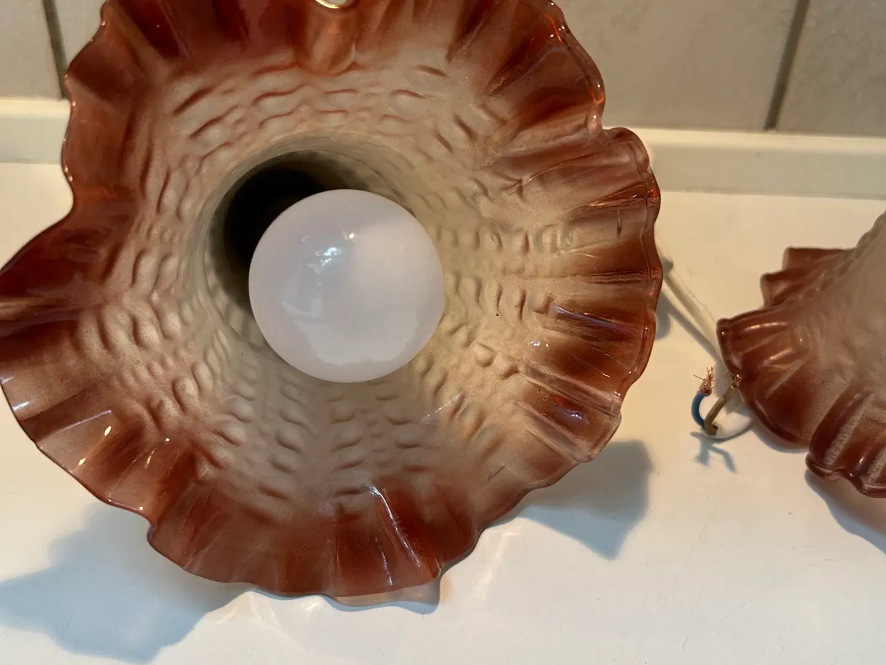Billede 2 - 2 stk Glas pendler med rød kant og messing top