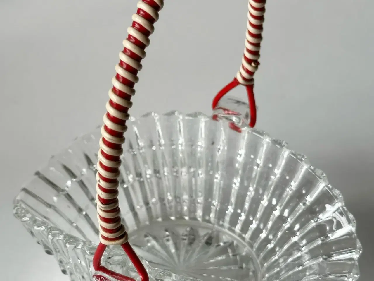 Billede 5 - Konfektskål, presset glas m plastviklet hank