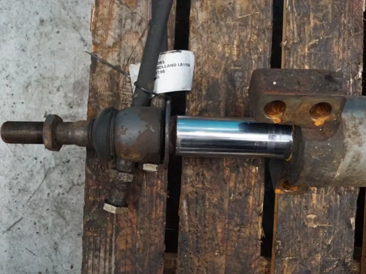 Billede 7 - New Holland LB115B Styrecylinder 85807997