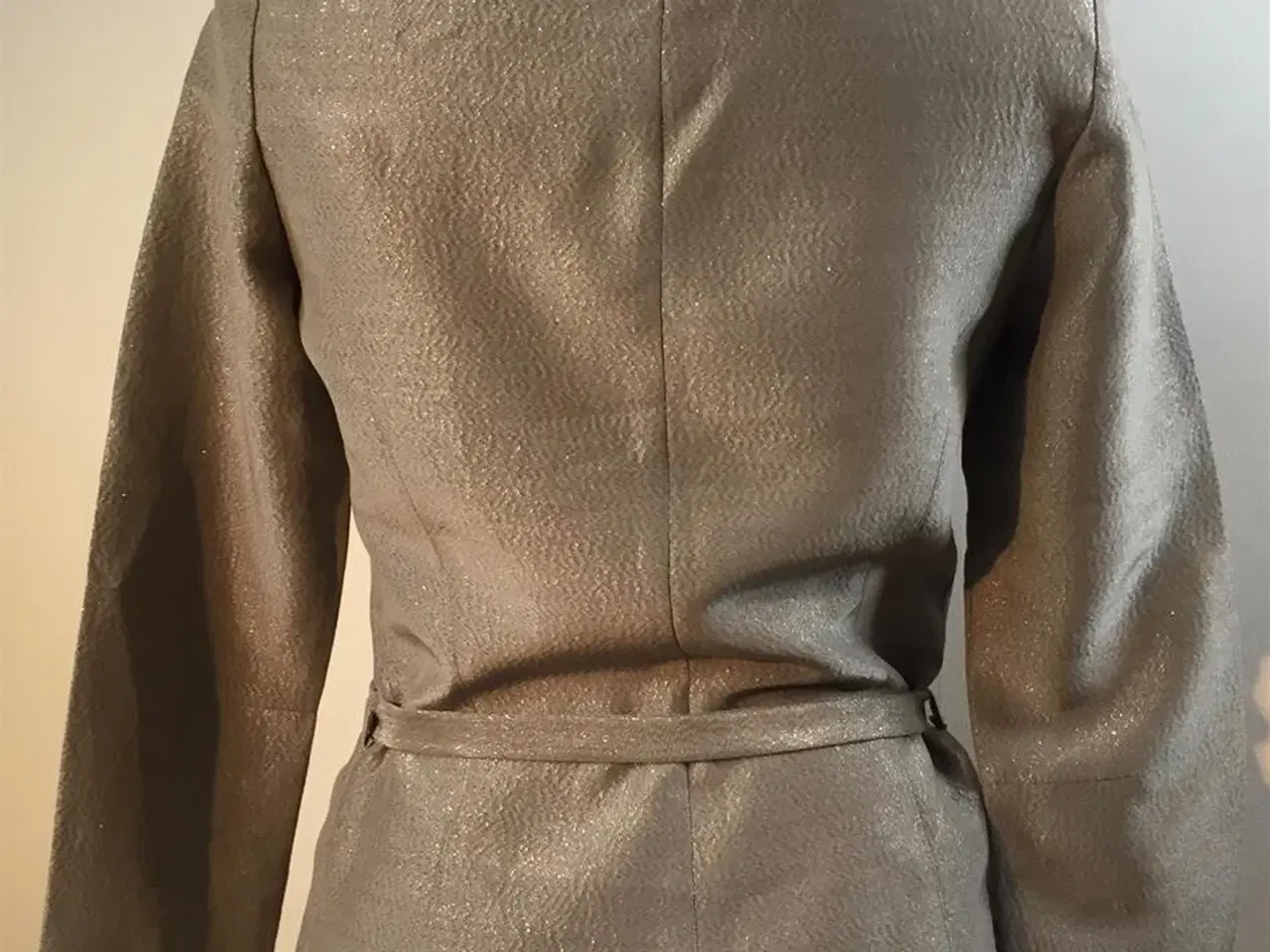 Billede 4 - Elegant bluse i grå med sølvnister og bånd i talje