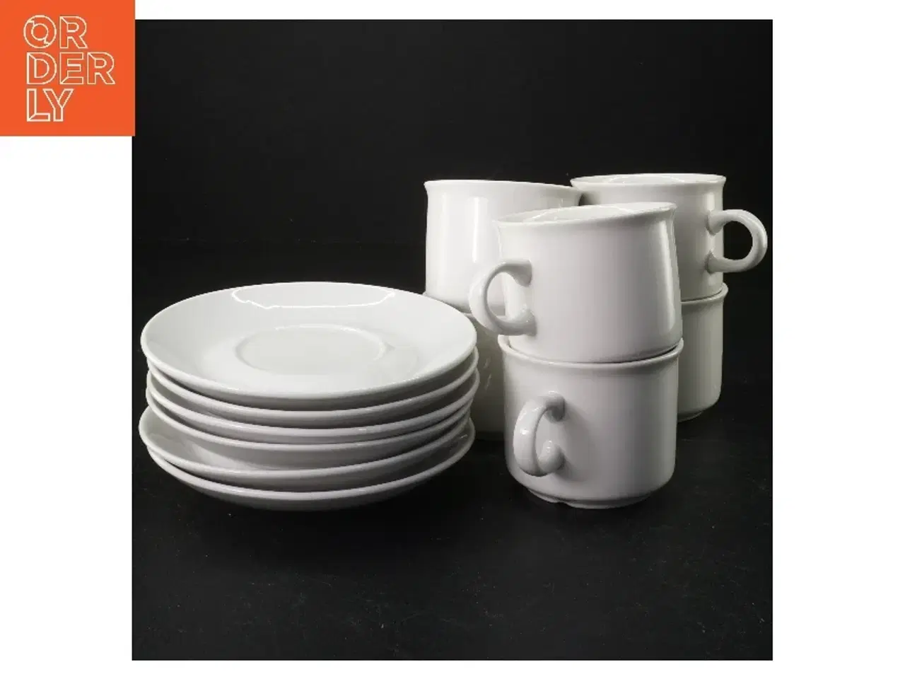 Billede 1 - Hvidt porcelænsservice (str. Kop 8 x 6 cm. tallerken, 14 x 2,5 cm)