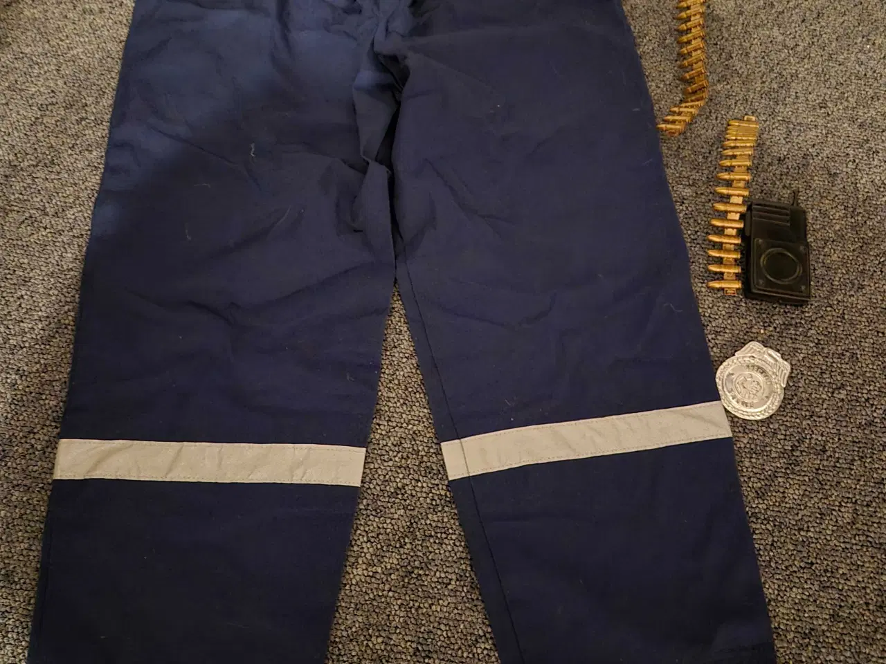 Billede 1 - Politi  bukser kostume str 116 Med skilt og workie