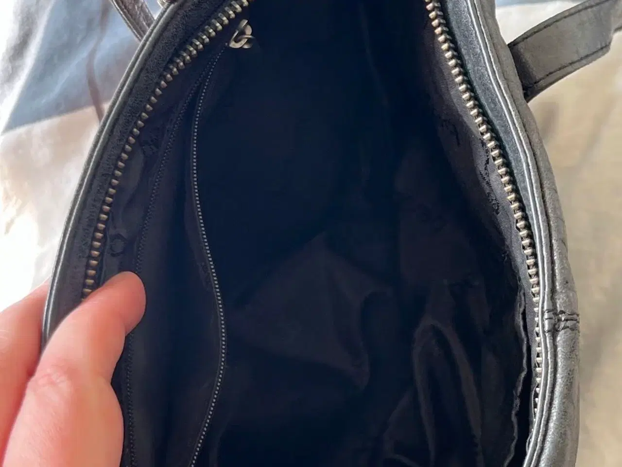 Billede 3 - Sort læder skuldertaske fra Belsac