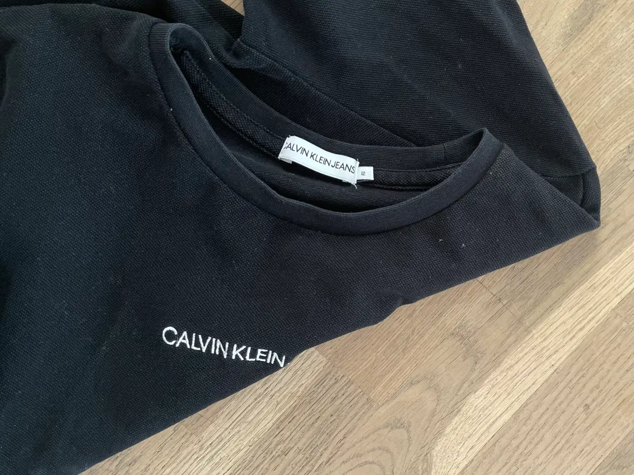 Billede 3 - Sort t-shirt fra Calvin Klein str. 12år