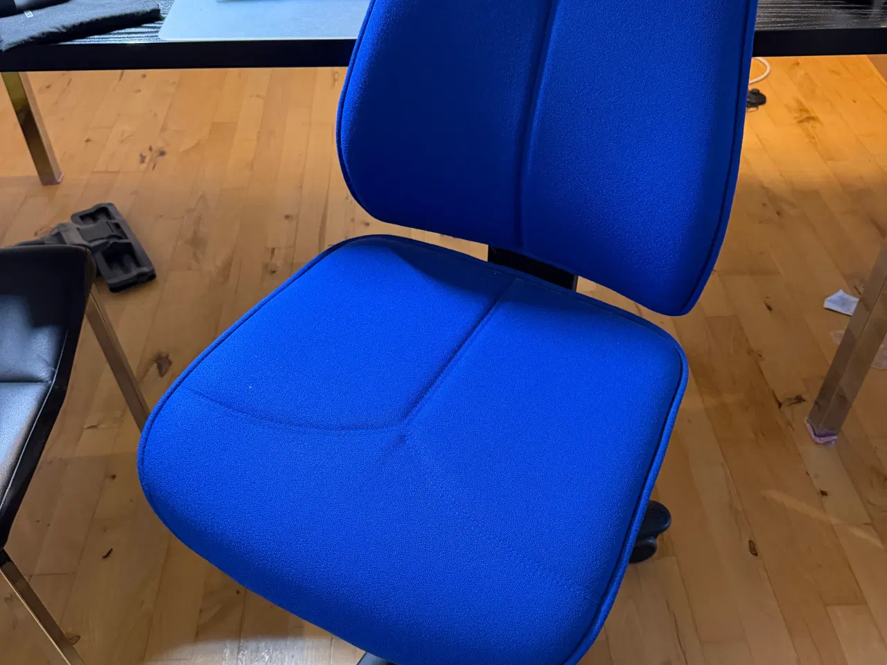 Billede 1 - Flot blå kontorstol - som ny! Skal væk senest 14/1