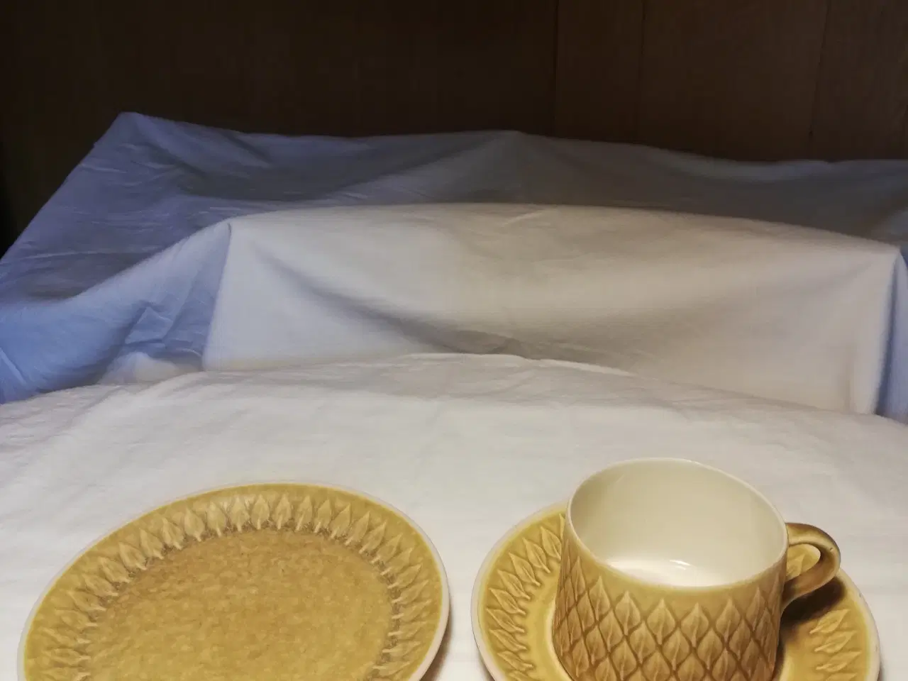 Billede 8 - Relief stentøj kaffekande, tallerkener, kopper m. 