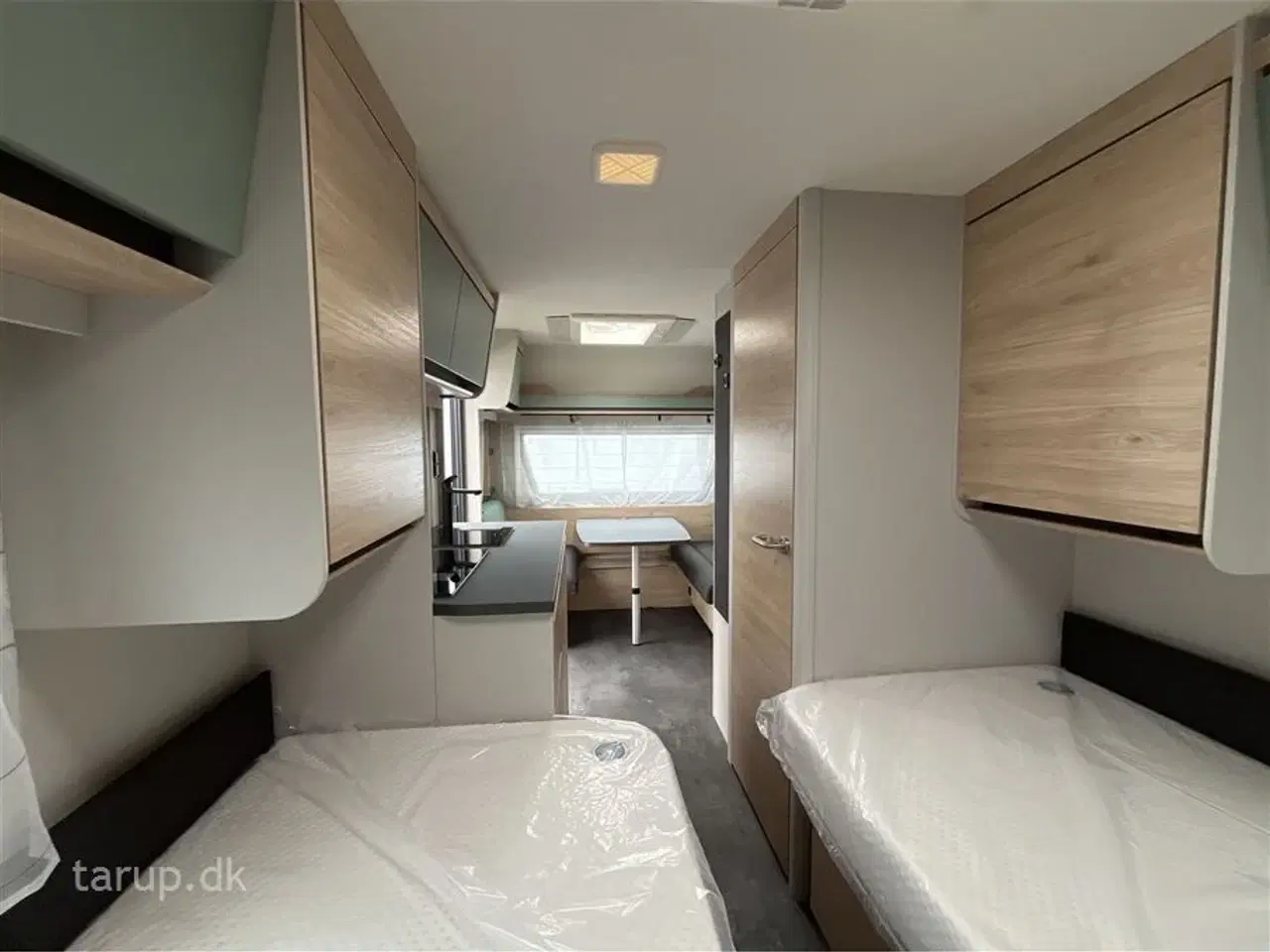 Billede 15 - 2026 - Dethleffs Camper 460 EL    Enkeltsenge med sengeudvidelse, NYHED nu med 2 gasblus, ende-sidde-gruppe, el-gulv-varme, 17 tommer alufælge, 137 l. køleskab m/ fryser,
