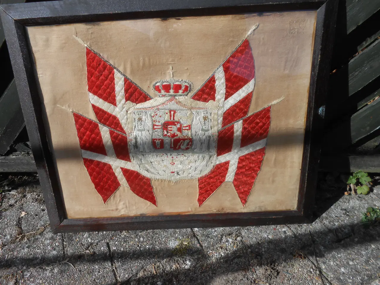 Billede 1 - Antik. Våbenskjold.  4 Danebrog Flag