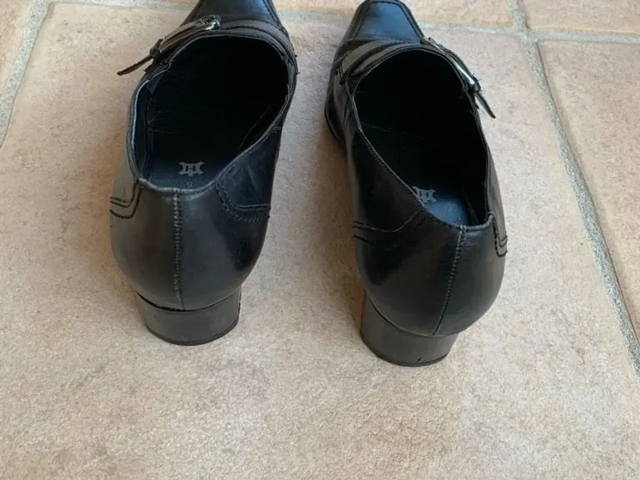 Billede 3 - Sorte sko med hæl str. 5