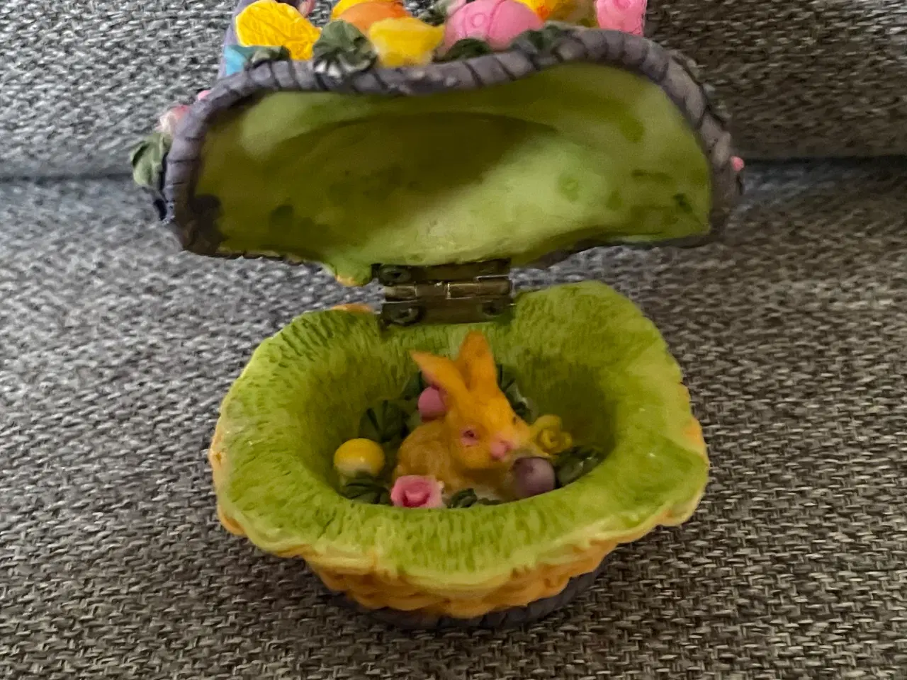 Billede 9 - Forskelligt påskepynt i polyresin. Priser i tekst.