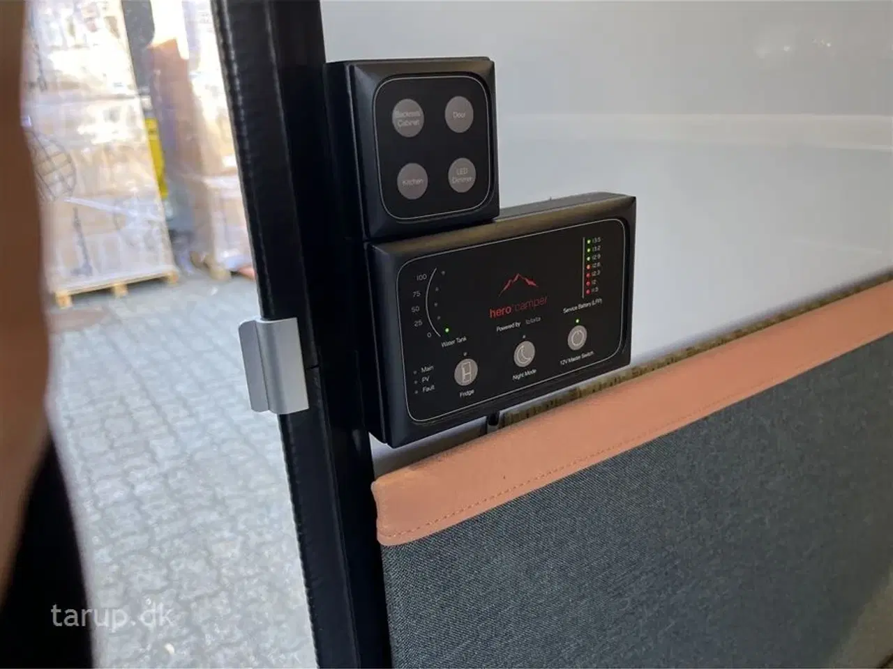 Billede 12 - 2023 - Hero Camper Ranger R   Køkkentelt, solcelle og batteripakke, alufælge, Webasto diesel fyr, Hero Camper Skyebox, markise, køleboks, endekøkken med 2 gasblus.