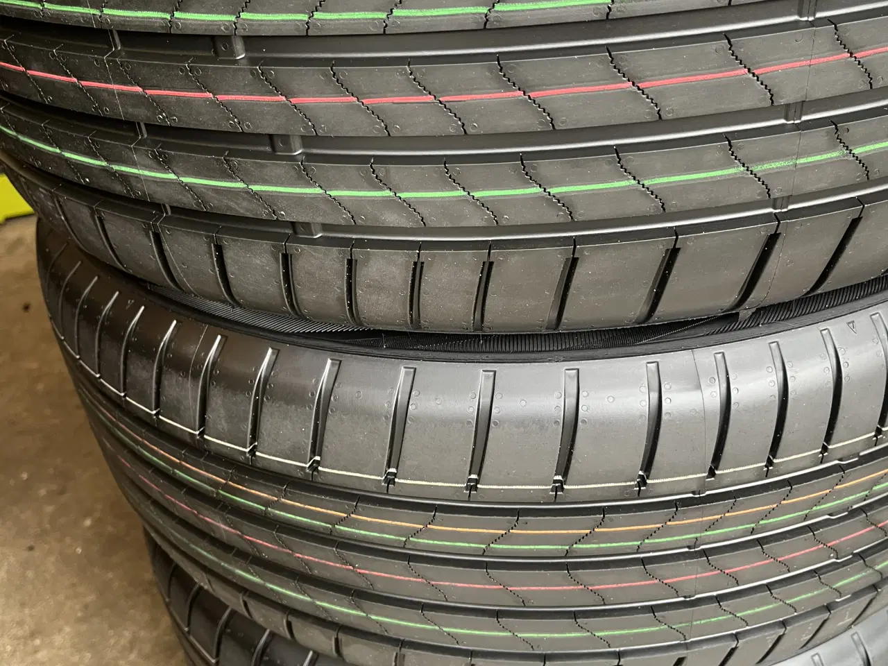 Billede 1 - Nye 215-45-20 Sommerdæk. Bridgestone.