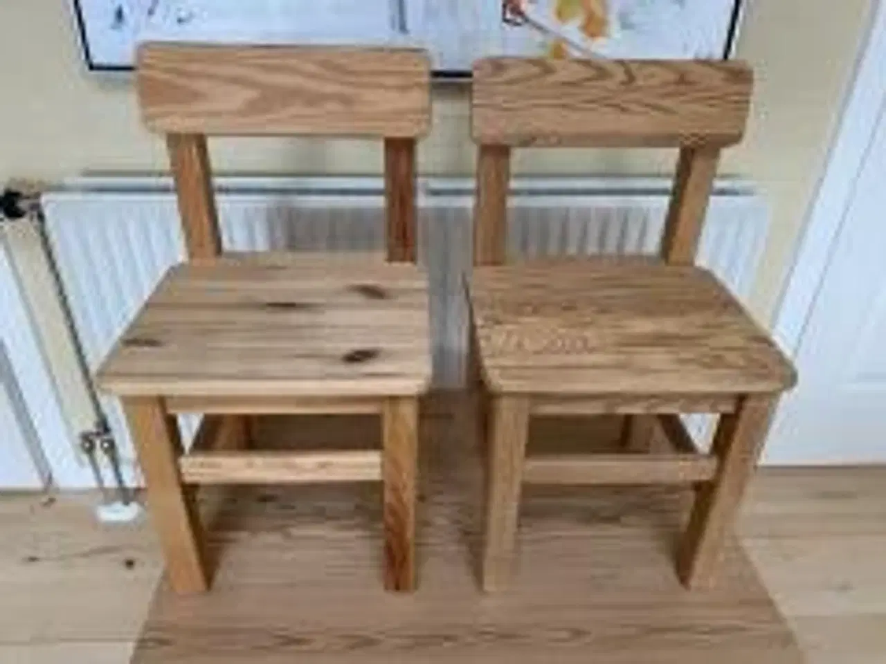 Billede 1 - Børnestole og -bord i massivt fyrretræ