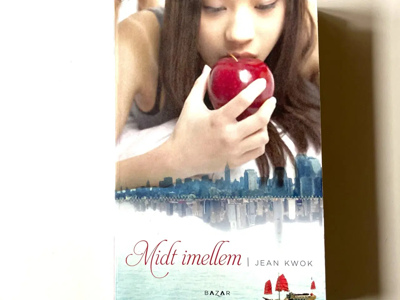 Billede 1 - Midt imellem. Af Jean Kwok