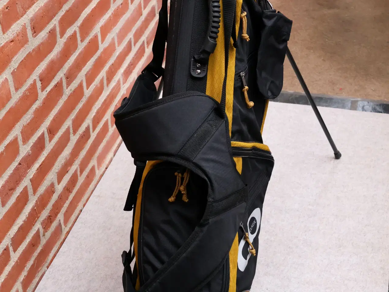 Billede 4 - 2 stk Golfbags (med rem). Heraf 1 stk m/stativ.