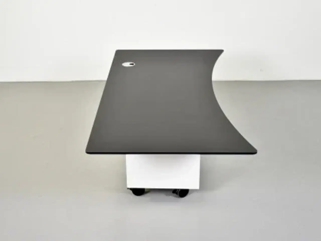 Billede 6 - Cube design bordplade i sort linoleum m. sort faset kant og mavebue, 160x80 cm.