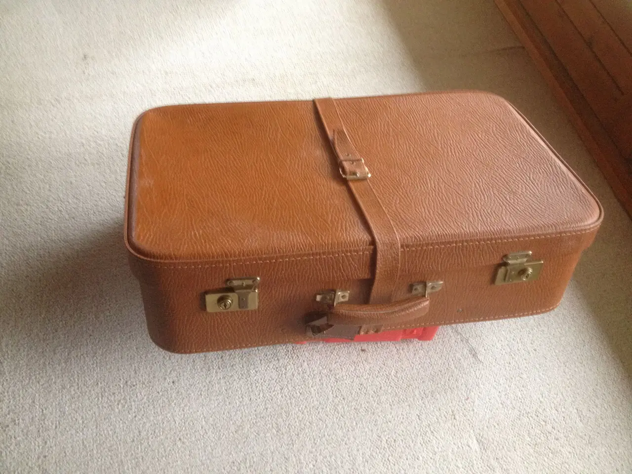 Billede 1 - Kuffert i læder, Antik med remstrop.